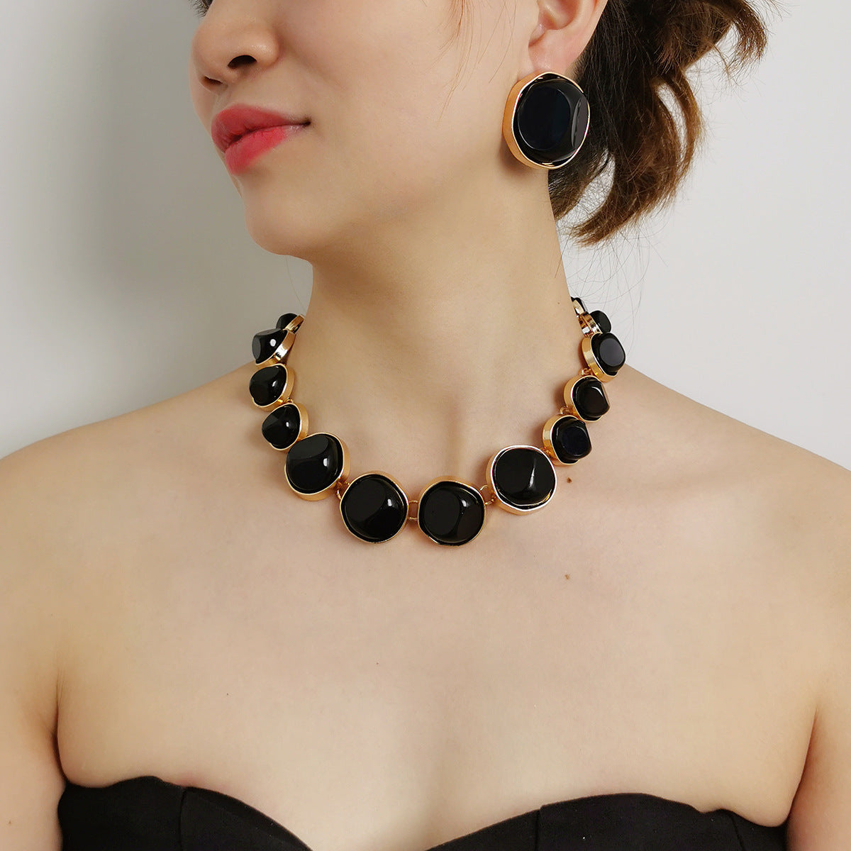 Round Three-dimensional Pattern Necklace And Earring Suit